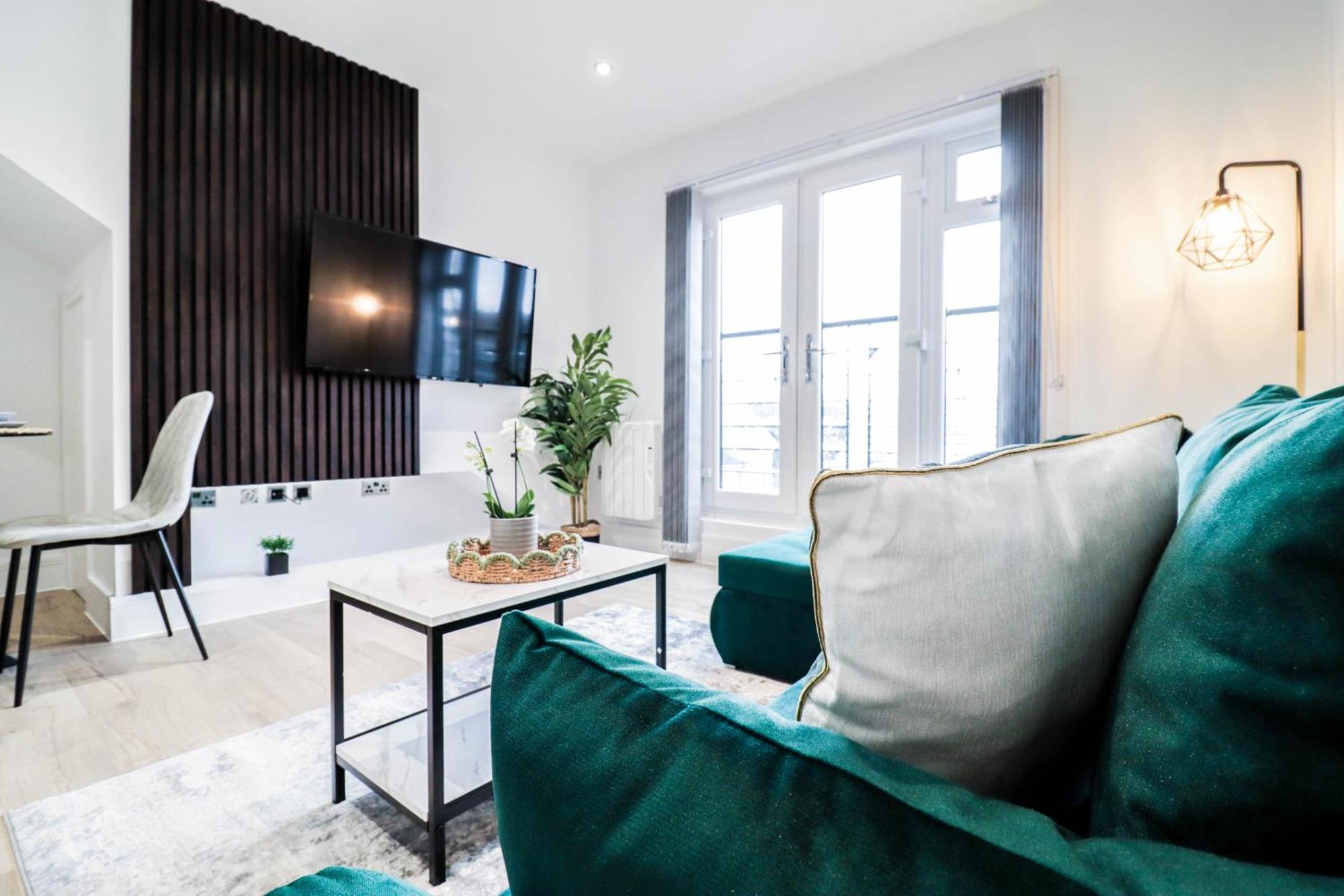 Modern 1-Bed Apartment In Buckinghamshire With Free Wifi, Parking & Garden 하이위컴 외부 사진