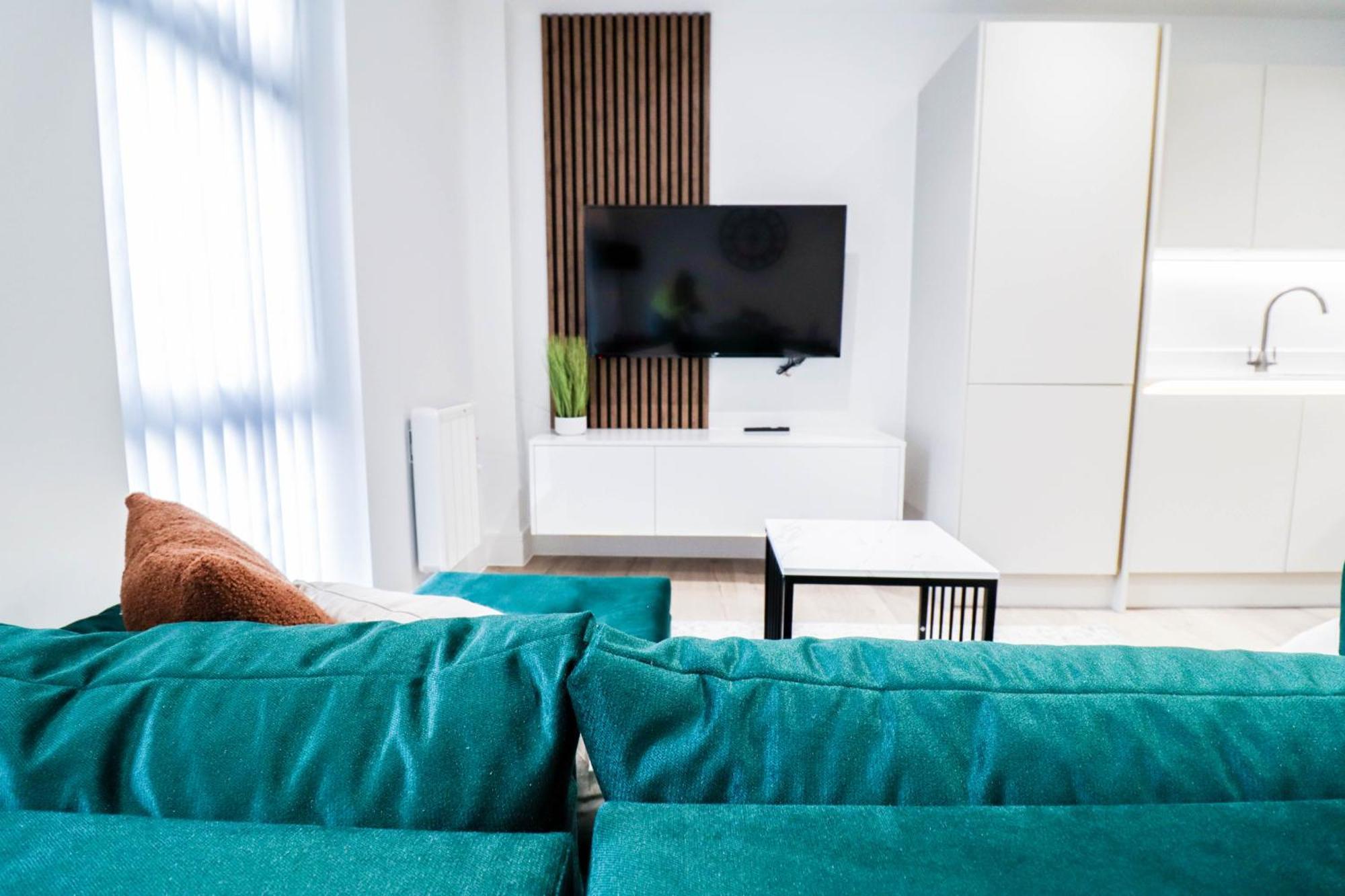 Modern 1-Bed Apartment In Buckinghamshire With Free Wifi, Parking & Garden 하이위컴 외부 사진